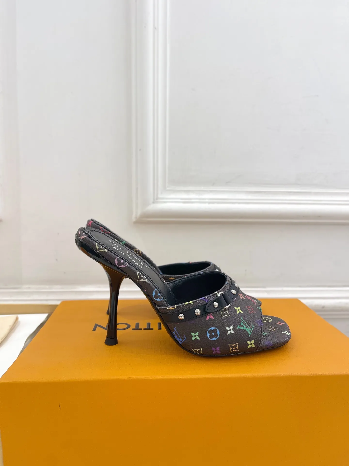 👟👟Ex-factory price 580👟👟 LV | Louis Vuitton 25𝐬𝐬 🧡💚2025 early spring new top version‼ ️The original version is the same. The counter features the latest LV Full of high-end feel! A popular model among bloggers at home and abroad, it’s retro and fashionable and looks amazing on your feet! Mainly recommended models on the official website★ ━━━━━ ЅᏇєєt ━━━━━ ▪️Upper: high-custom rainbow-colored presbyopia leather ▪️Lining: imported sheepskin ▪️Outsole: original Italian leather outsole ▪️Heel height: 5.5cm / 9.5cm ▪️Shoe size: 35-39 (34, 40, 41, 42 customized)